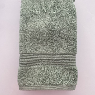 Toalha verde claro felpuda dobrada