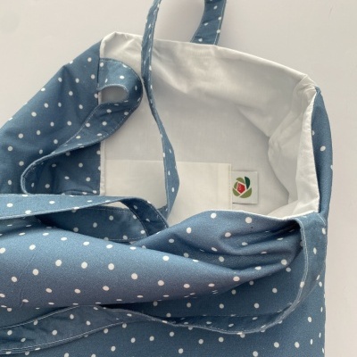 Mala tote azul com bolinhas brancas e interior branco