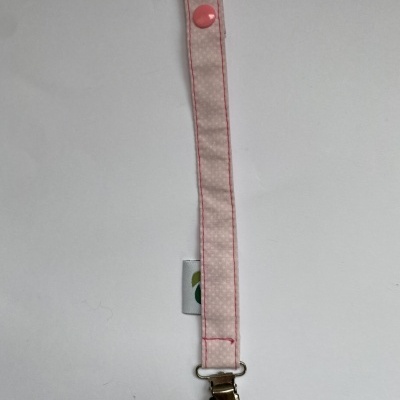 Prendedor de chupeta rosa claro com botão rosa e clip metálico