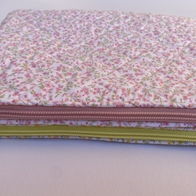 Bolsa acolchoada floral com fechos de correr rosa e amarelo