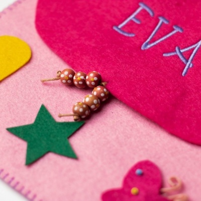 estojo rosa em feltro com bordado EVA e decorações coloridas com brincos de pérolas