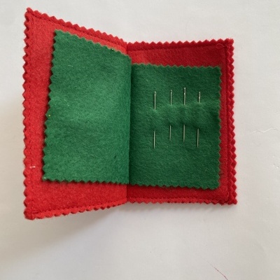 Estojo portátil de feltro vermelho e verde com agulhas metálicas