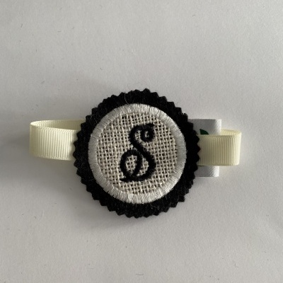 Laço de cabelo creme com aplique bordado com letra S