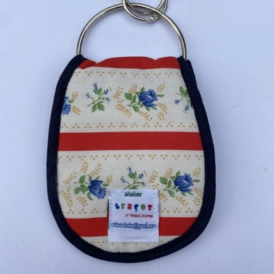 Llaveros de tela acolchada con diseño de flores y rayas con aro metálico.