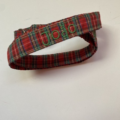 Diadema de tecido xadrez vermelho com nome João bordado