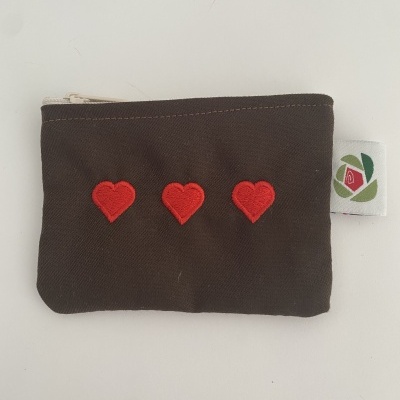 Bolsa pequena castanha com corações vermelhos e fecho branco