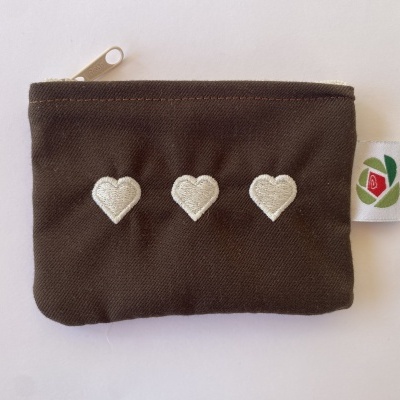 Bolsa pequena castanha com corações brancos bordados e fecho branco