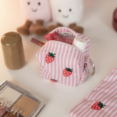 Necessaire riscada rosa com morangos bordados e maquilhagem