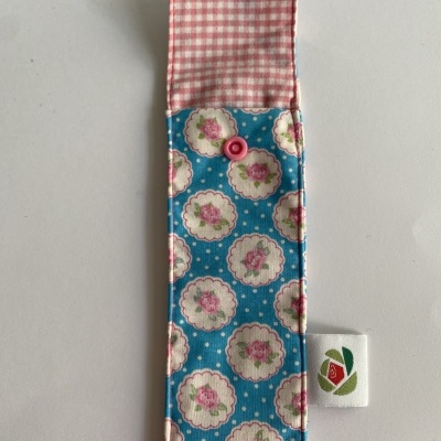 Estojo tecido azul com flores rosas e interior xadrez rosa e branco