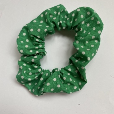 Elástico para cabelo verde com bolinhas brancas