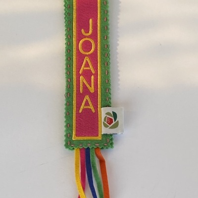 Marcador de livros em feltro com nome JOANA bordado e fitas coloridas