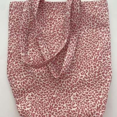 Saco reutilizável de tecido com padrão rosa e branco e duas alças