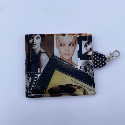 Carteira pequena com padrão de revistas e fotografias, mola metálica e acessório bolinhas
