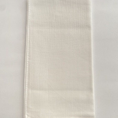 Guardanapo branco de tecido com padrão quadriculado e textura diferenciada