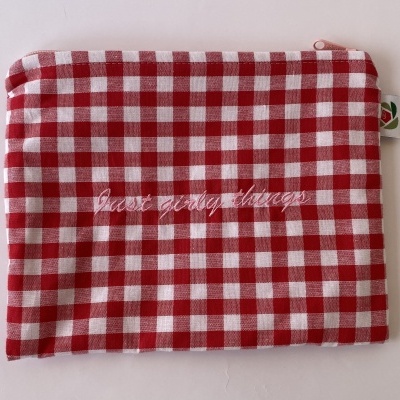 Bolsa de tecido xadrez vermelho e branco com texto bordado