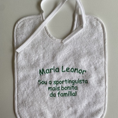 Babete branco com bordado verde e fitas para amarrar no pescoço