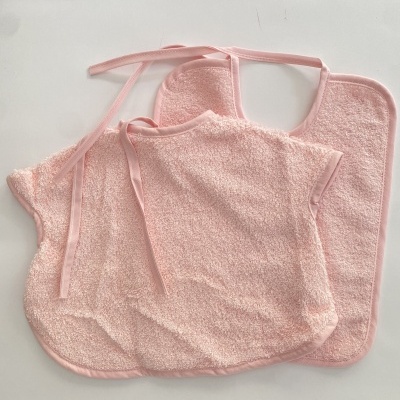 Babetes rosa em tecido de felpa com fitas de amarrar