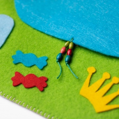 Estojo de feltro colorido com decorações em tecido e contas coloridas