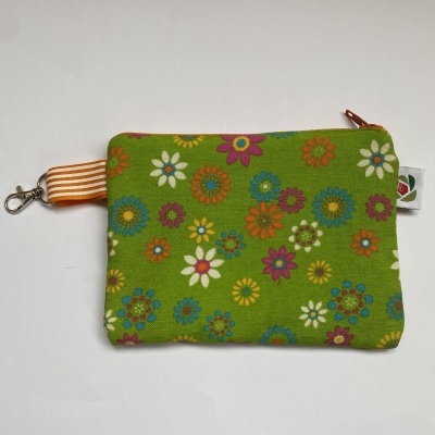 Carteira pequena verde com padrão floral colorido e fecho de zíper