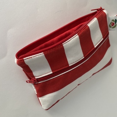 Estojos risca vermelha e branca com fechos de correr