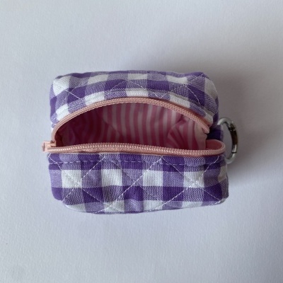 Mini bolsa xadrez roxo e branco com fecho rosa e interior riscado rosa