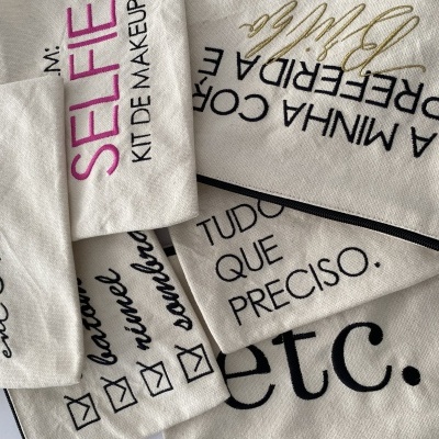 Bolsas de tecido bege com textos em português em diferentes estilos e tamanhos