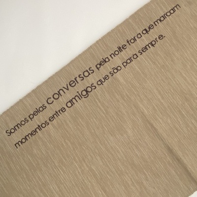 Toalha bege com texto impresso sobre ela.