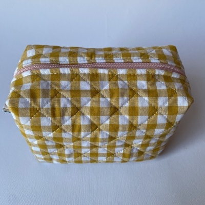 Estojo almofadado padrão xadrez amarelo e branco com zíper cor de rosa