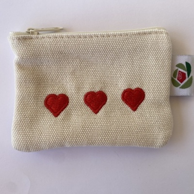 Carteira de tecido cru com corações vermelhos bordados e fecho de correr.