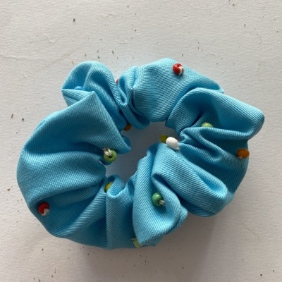 Elástico de cabelo azul claro com botões coloridos