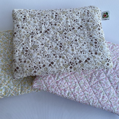 Três bolsas almofadadas florais coloridas em tecido matelassado