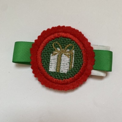 Presilha decorativa com fita verde, branca e aplique redondo bordado de presente