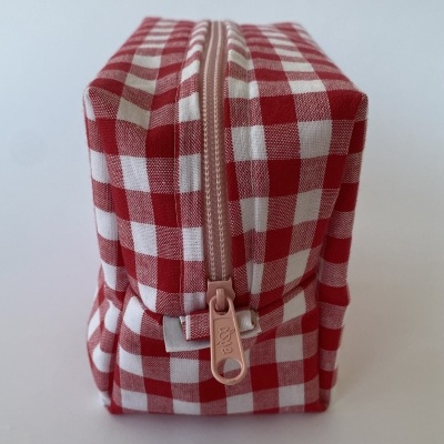Estojo tecido vermelho e branco aos quadrados com fecho rosa