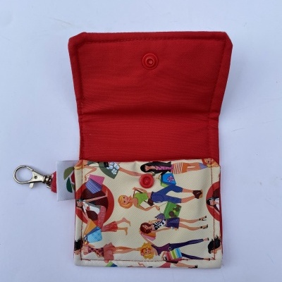 Carteira pequena com padrão colorido de figuras humanas e interior vermelho