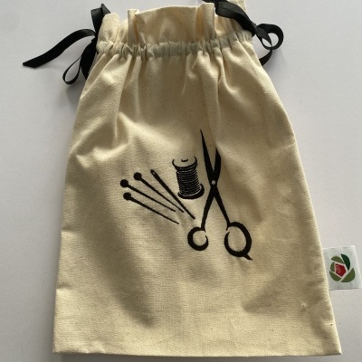Saco de algodão cru com ilustração de agulhas e tesoura e cordão preto
