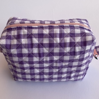 Estojo acolchoado com padrão aos quadrados roxo e branco