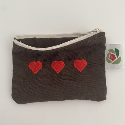 Carteira castanha com corações vermelhos e fecho branco