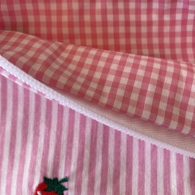 Tecido rosa às riscas com bordado de morango e padrão vichy rosa e branco