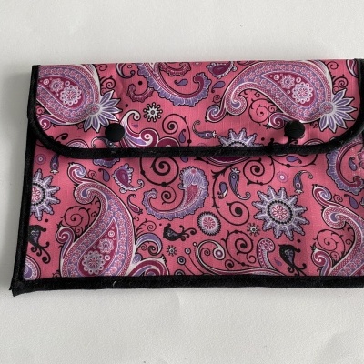 Estojo rosa com padrão cachecol e fecho botão