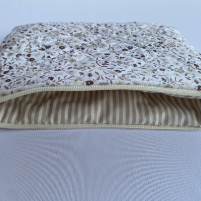 Necessaire quadrada em tecido acolchoado floral e interior riscado.