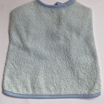 Babete de bebé azul claro em tecido felpudo com acabamento liso azul escuro