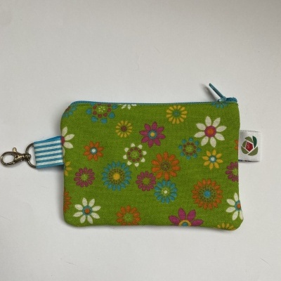 Estojo verde com flores coloridas e fecho azul