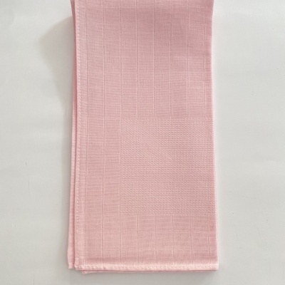 Guardanapo de tecido rosa com padrão quadriculado