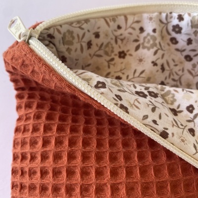 Bolsa de tecido vermelho com padrão waffle e interior floral