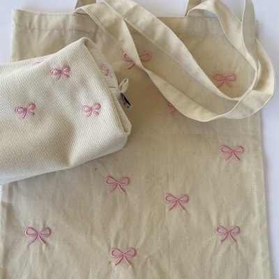Saco de pano bege com golas rosas bordadas