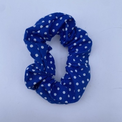 Elástico de cabelo azul com bolinhas brancas