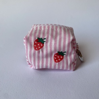 Estojo tecido riscas rosa claro com morangos bordados