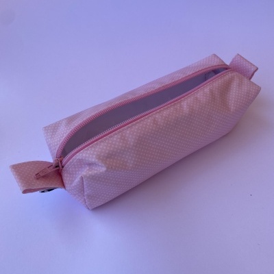 Estojo cor-de-rosa com fecho e alça, com padrão de pontos brancos