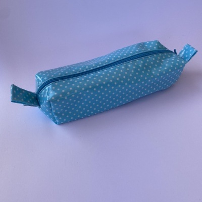 Estojo retangular azul claro com pontos brancos e fecho de correr