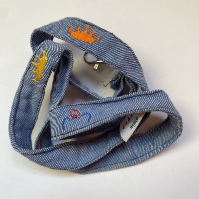 Correia azul em tecido jeans com bordados coloridos e etiqueta 'Made in Italy'